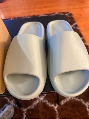 Used Men’s Yeezy Slide salt size 9